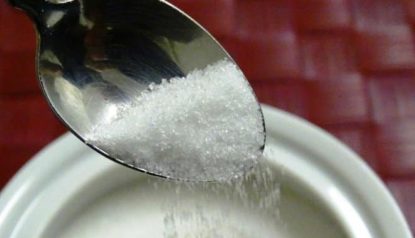 Colher com açúcar cristal