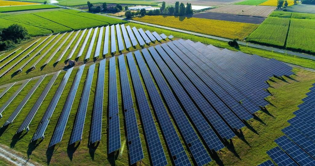Foto aérea de fazenda solar com vários painéis fotovoltaicos