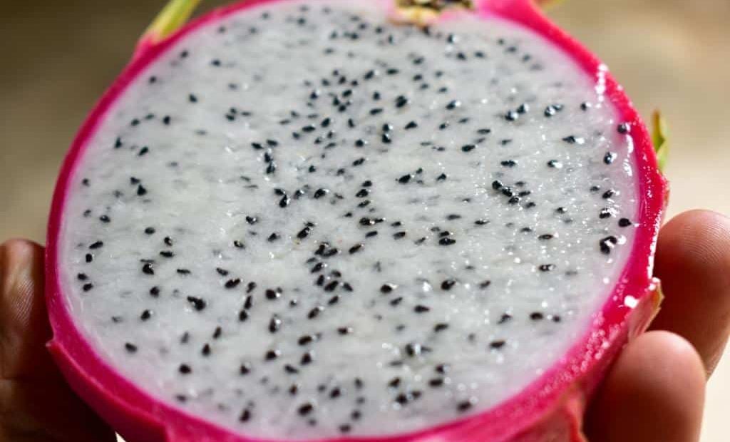 Fruta pitaya seccionada ao meio