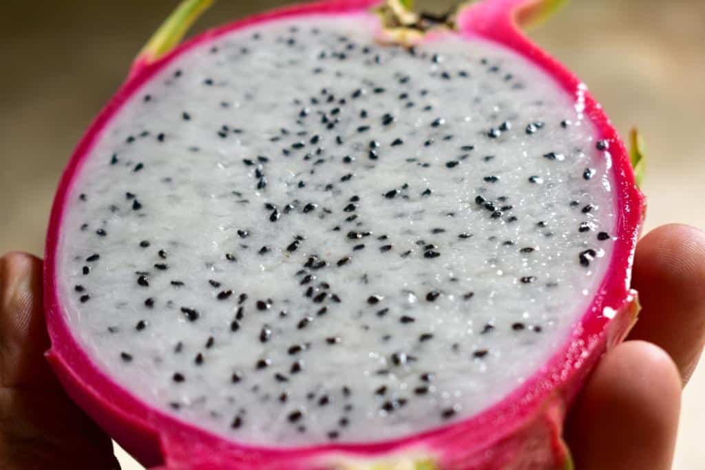 Fruta pitaya seccionada ao meio