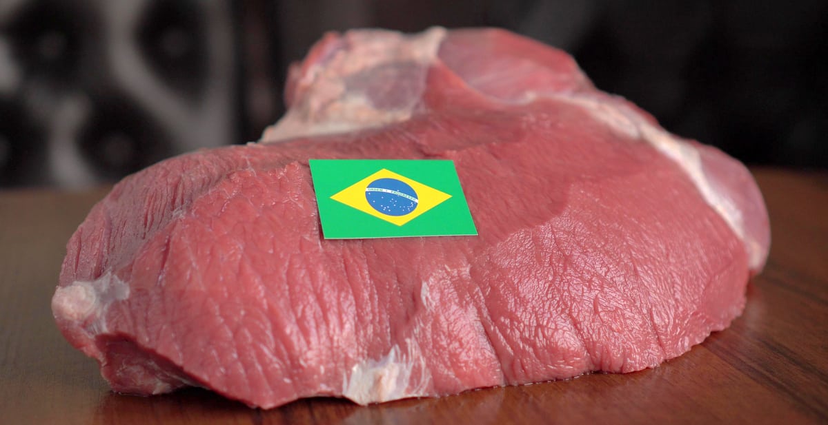 Pedaço de carne bovina com uma bandeira brasileira.