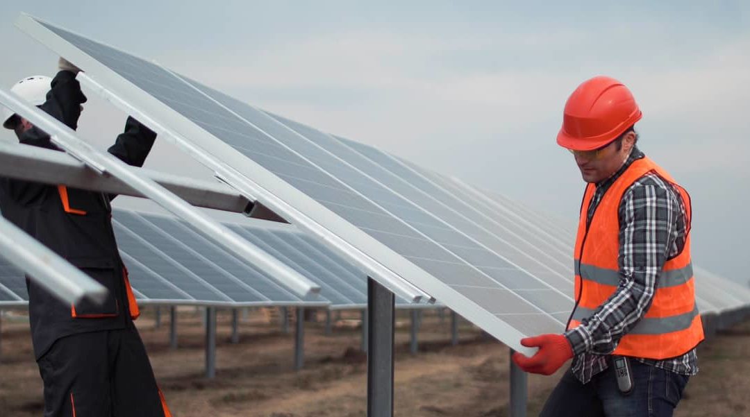 Homens instalando energia solar em fazenda