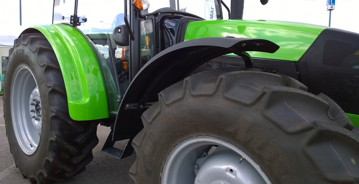 Trator com pneus agrícolas radiais