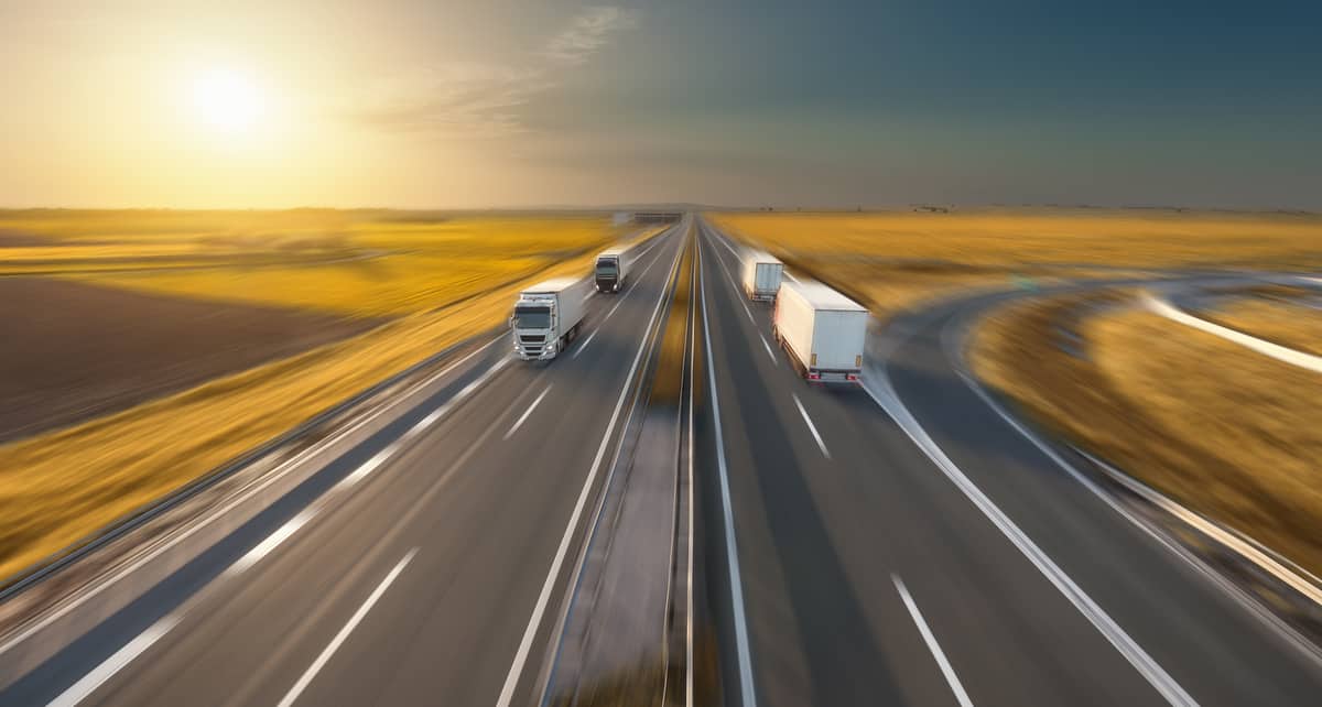 Caminhões transportando mercadorias por rodovia
