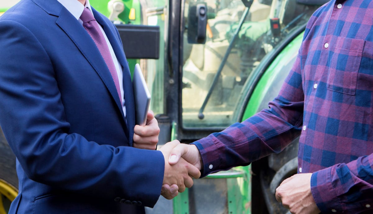 Agricultor e credor fazendo acordo