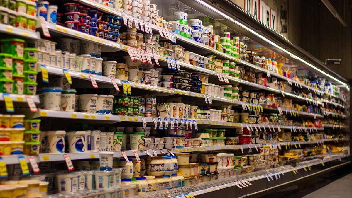 Supermercado vendendo subprodutos de leite