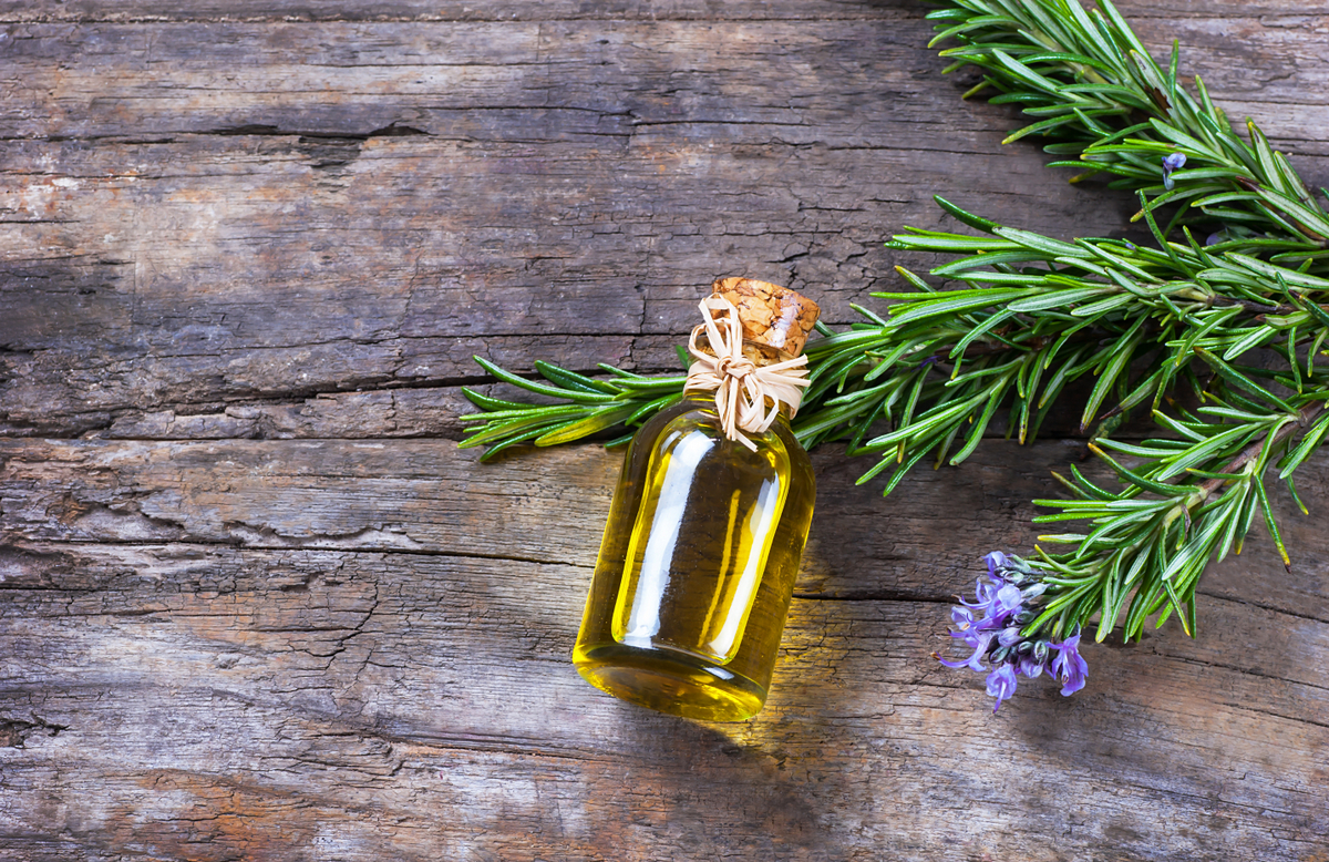 Preparo de óleo para aromaterapia