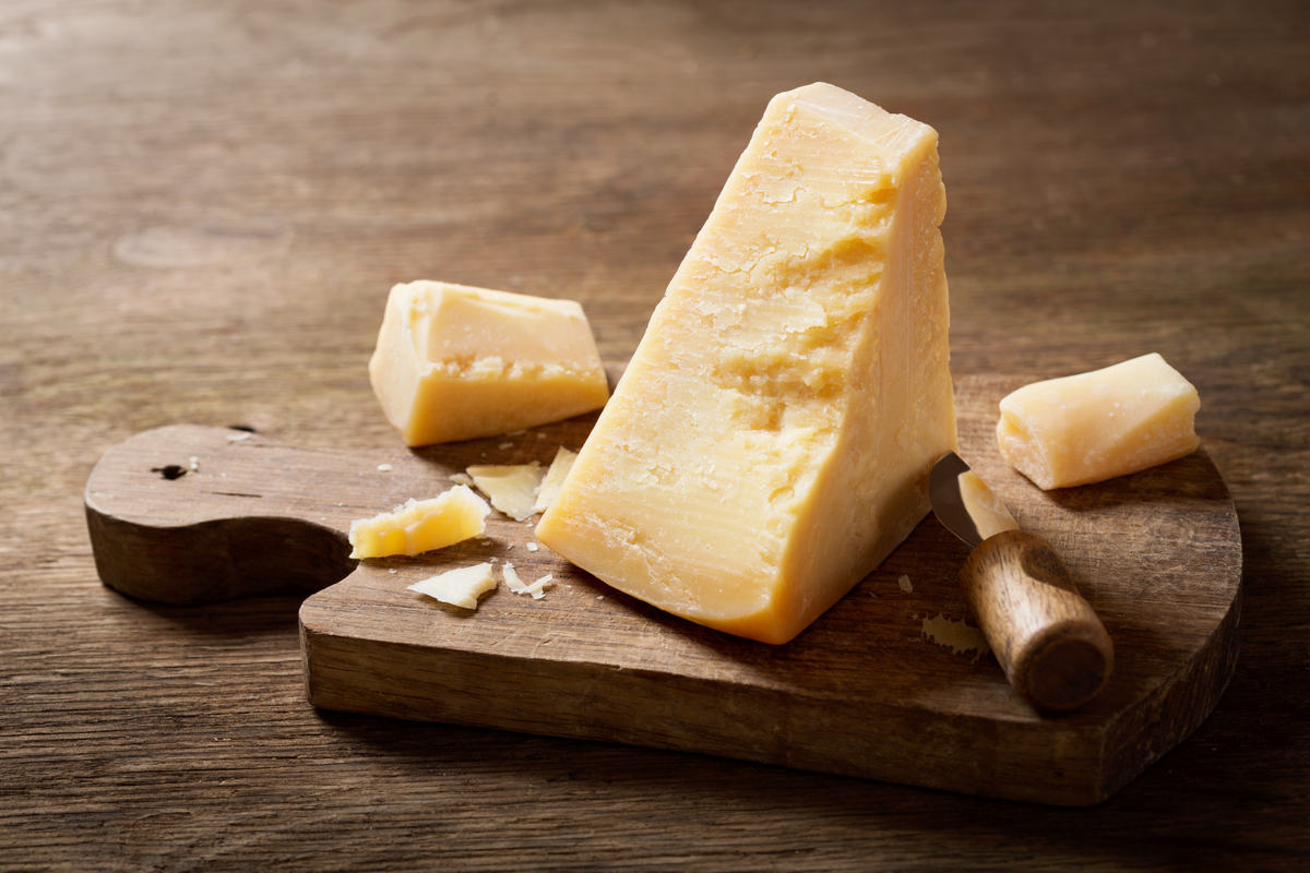Pedaços de queijo parmesão em cima de uma tábua