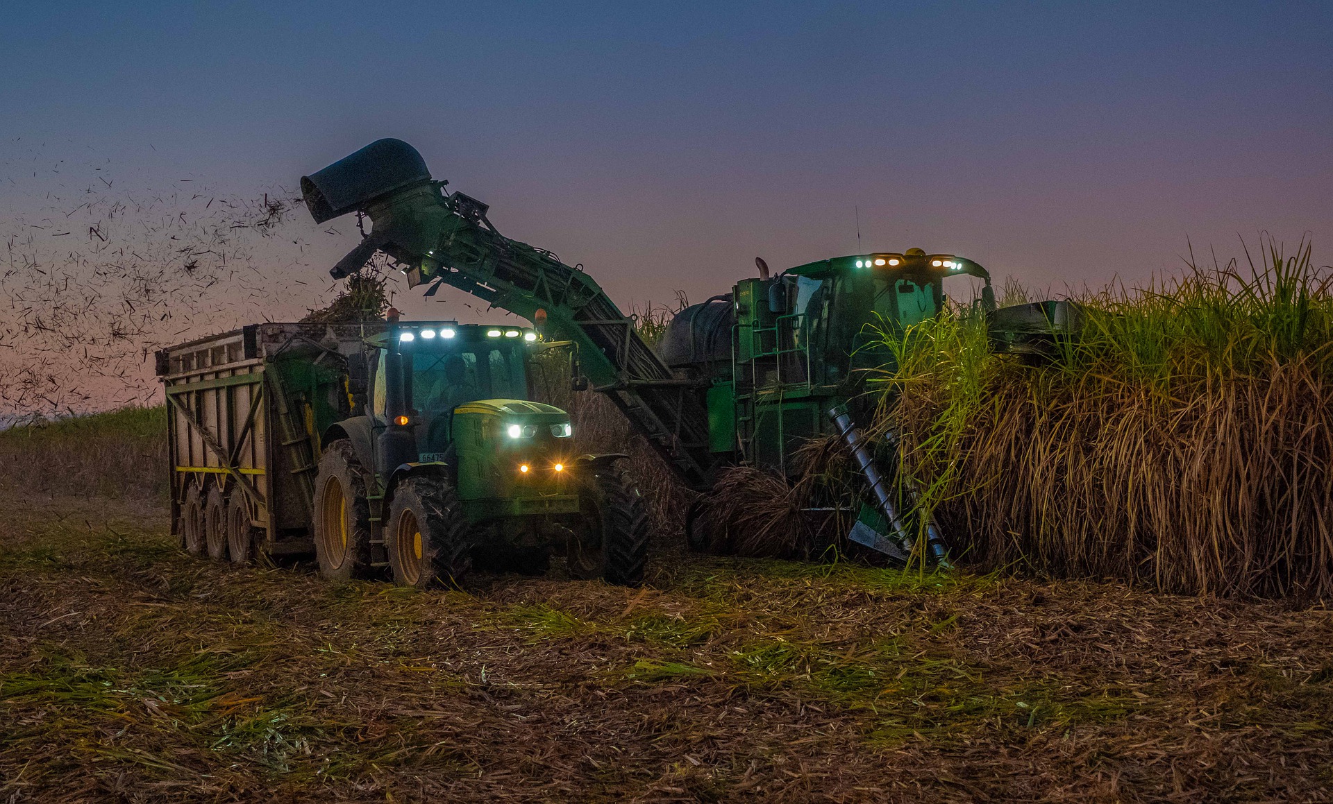 Máquinas usadas na colheita da cana durante a noite