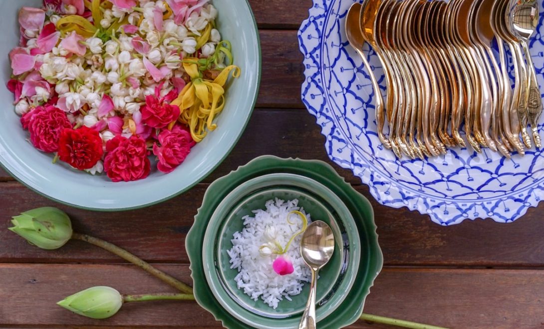 Imagem de pétalas de rosas, rosas em uma tigela, tigela com arroz e rosas e prato com talheres
