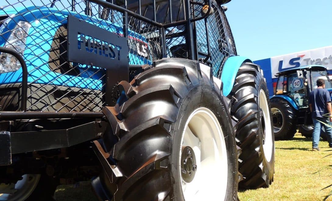 Trator LS Tractor da linha Forest exposto na Agrishow 2023