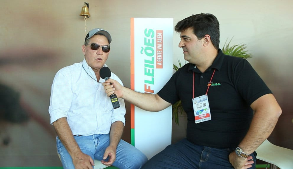 Valdomiro Poliselli Junior, presidente da VPJ Alimentos, sendo entrevistado por Roberto Lucas, CEO do Grupo MF Rural, no estande do MF Rural na Agrishow 2023
