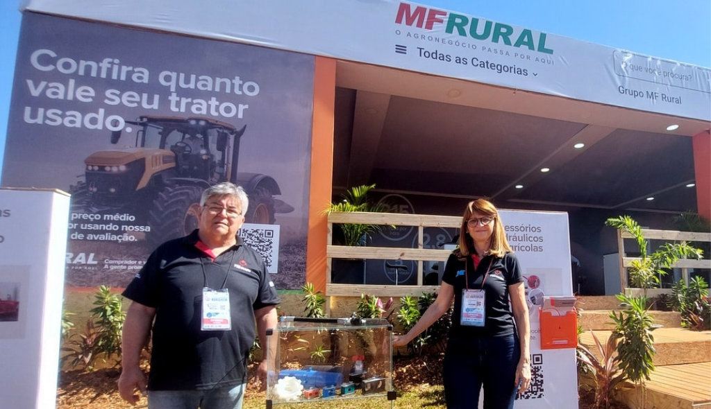 Ricardo Sauvageout e esposa ao lado de seus produtos - acessórios hidráulicos agrícolas - expostos no estande do MF Rural na Agrishow 2023