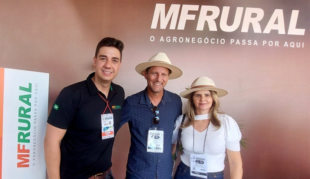 Produtor de limão, Adriano Rogério Januzzi, ao lado de esposa e Rafael Lucas no estande do MF Rural