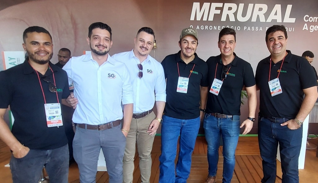 Lucas Siqueira, ao centro, acompanhado de colaboradores e parceiros no estande do MF Rural na Agrishow 2023