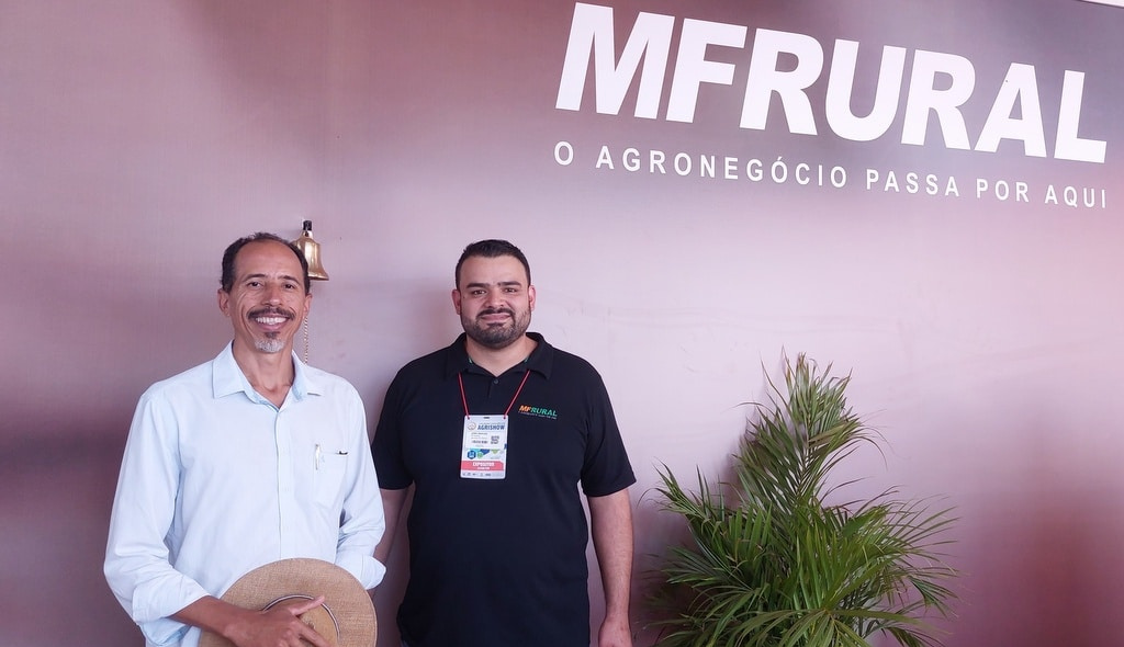 Empresário Samuel da Cruz Marques ao lado de colaborador do MF Rural no estante do MF Rural na Agrishow 2023
