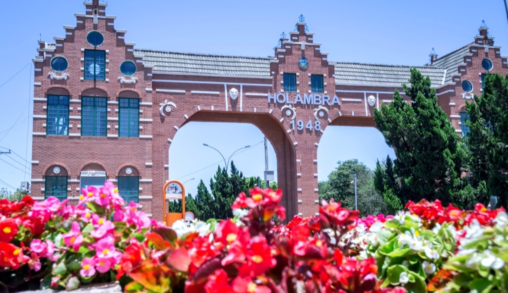 Entrada da cidade de Holambra, com destaque para as flores e para o nome da cidade na fachada