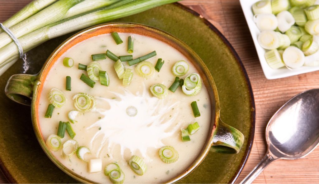 sopa cremosa de alho-poró em tigela de cerâmica