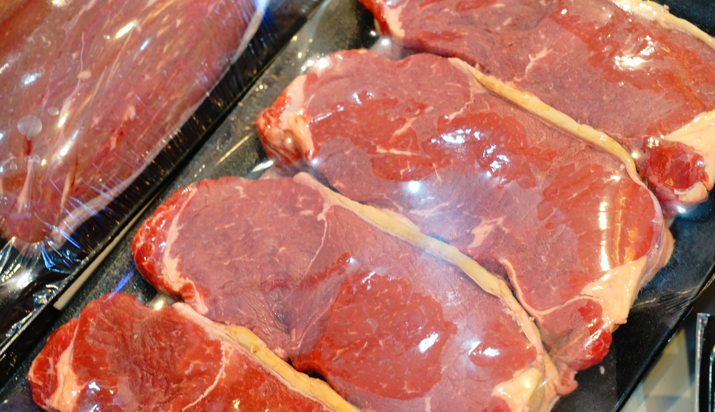 Carnes devidamente embaladas expostas em gôndola de supermercado