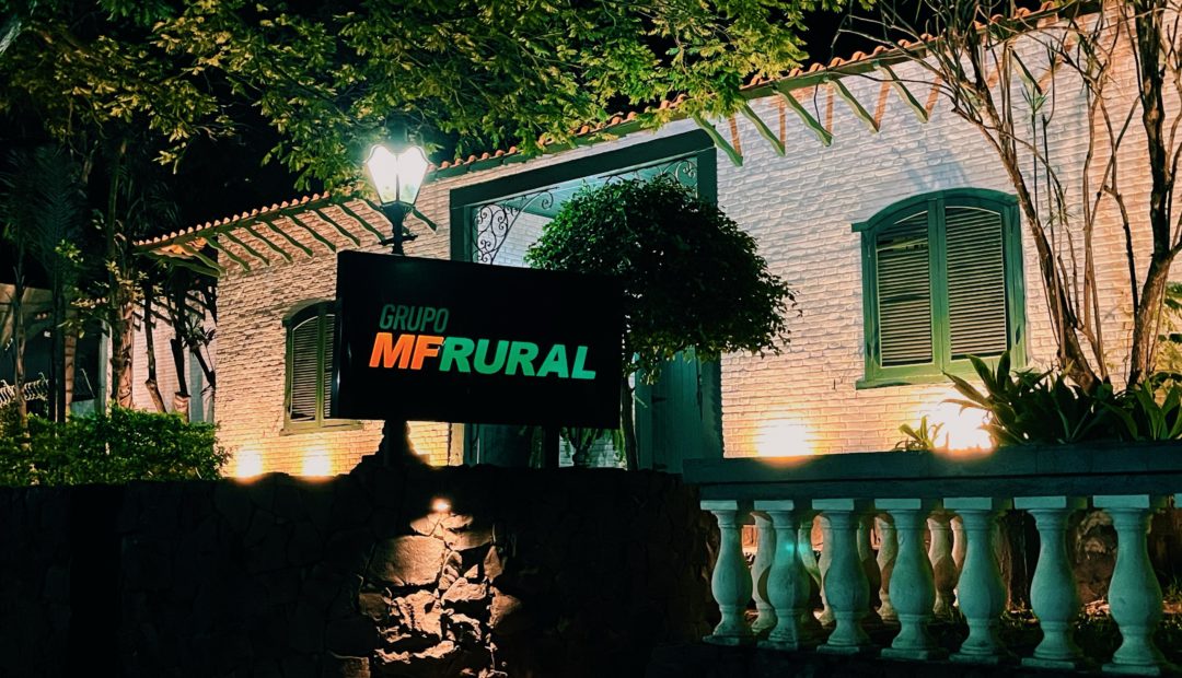 Fachada do Grupo MF Rural, com destaque para a placa com o letreiro "Grupo MF Rural"