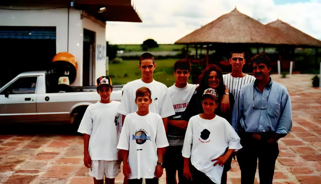 Família Lucas em frente à propriedade leiteira em Garça/SP.