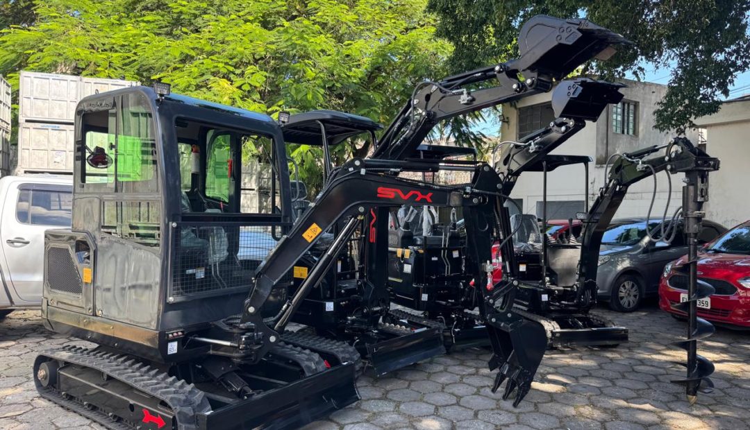 Máquinas SVX em estacionamento. São três máquinas pretas com a logomarca SVX em vermelho.