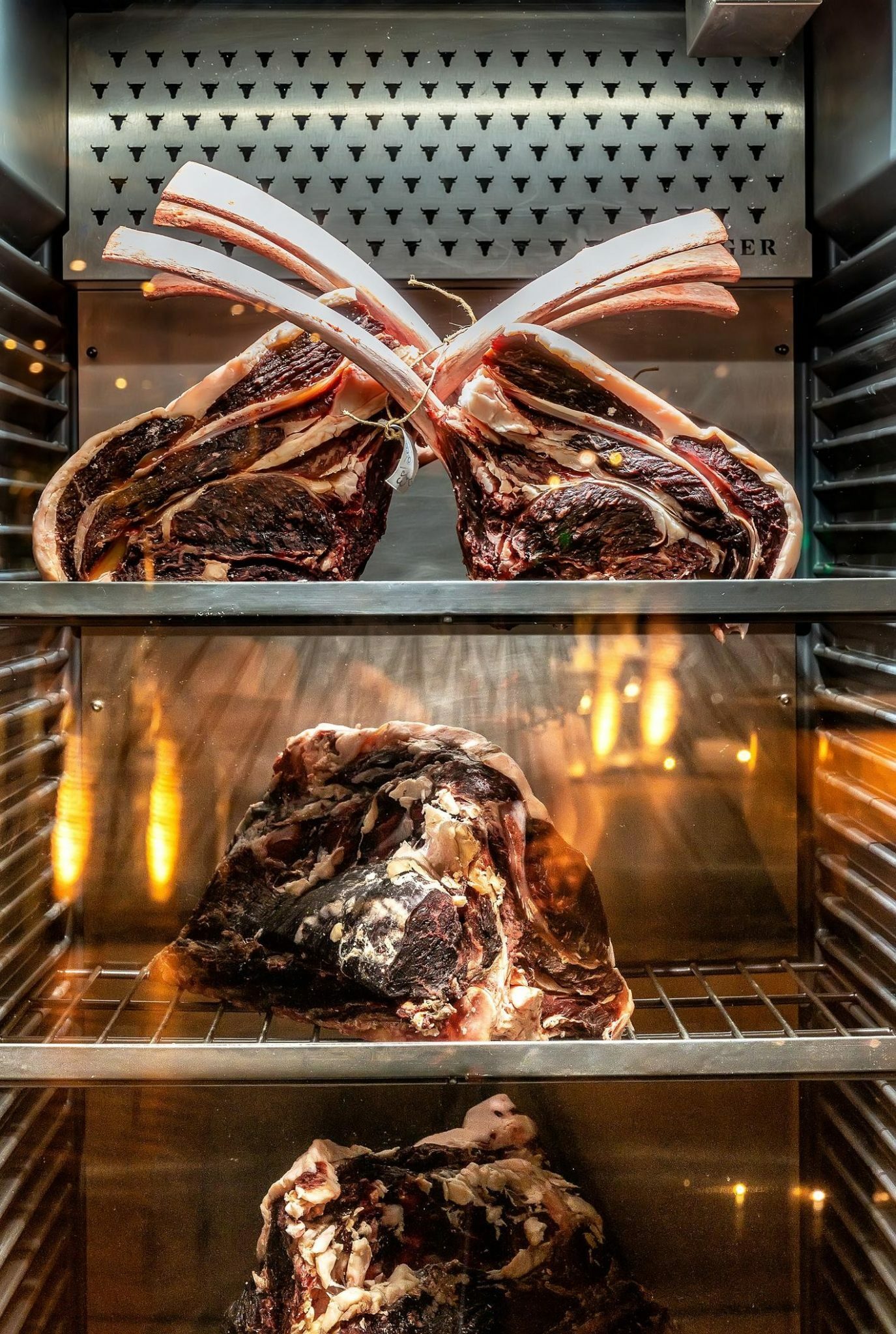Câmara de maturação com peças inteiras de carne
