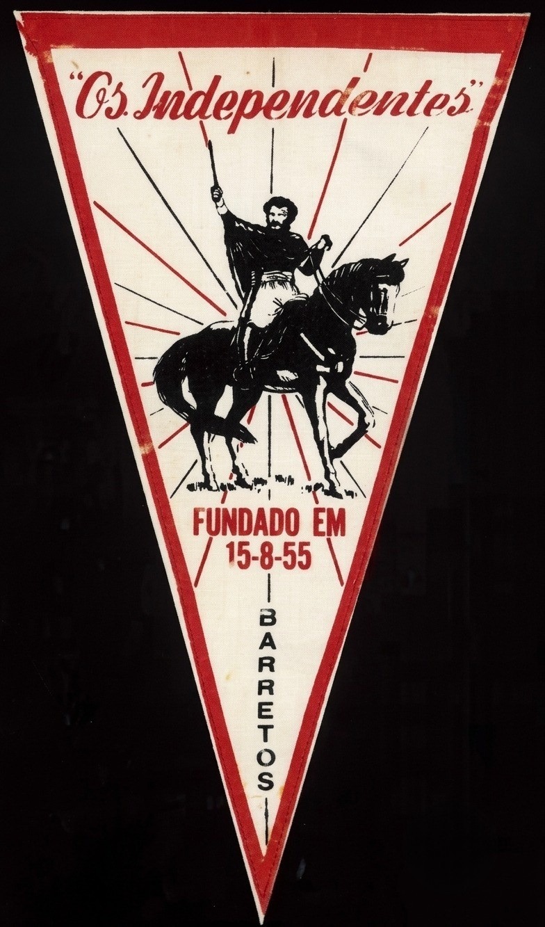 Bandeira da associação Os Independentes. Bandeira com fundo preto e bordas vermelha.