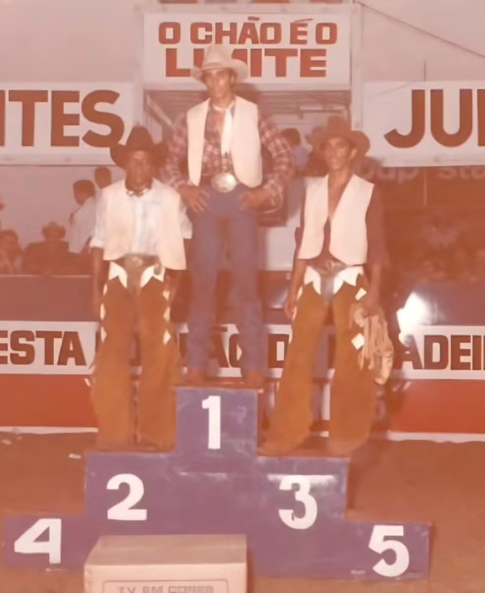 Tião Procópio durante uma conquista no rodeio, em um registro de sua trajetória nas arenas brasileiras.