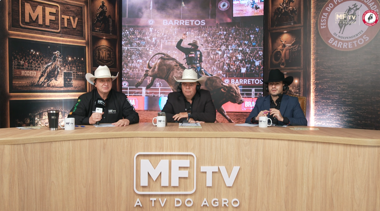 Foto da bancada responsável por explicar as provas de montaria em touros durante a transmissão do rodeio de Barretos pela MF TV. Na bancada estão Almir Cambra, Rogério Paitl e Rodrigo Lidon