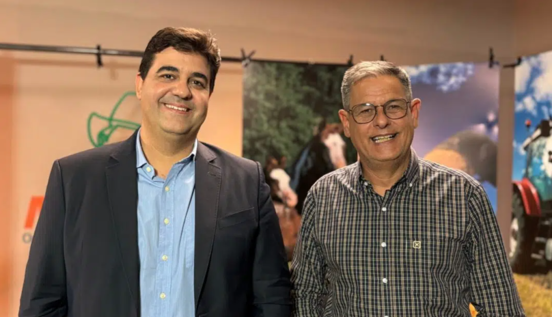 Roberto Lucas e Walter Celani, apresentadores do MF Cast, juntos em ambiente com elementos ligados ao agroneg&oacute;cio